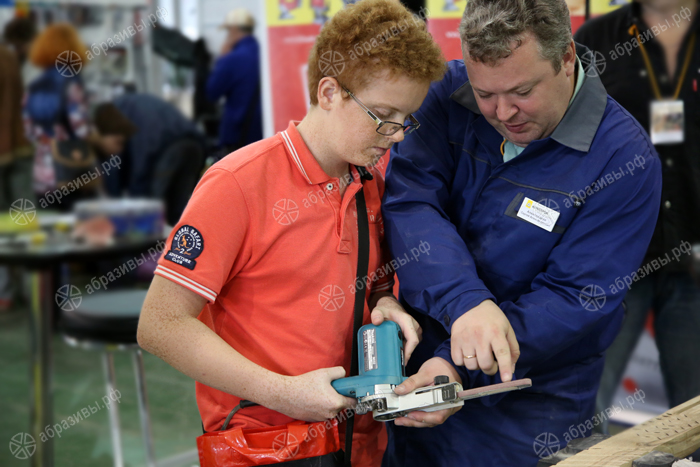 Young шлифовальщики at the Festival of joiner's business